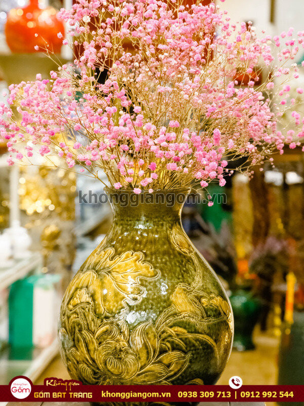 Bình hoa gốm sứ dáng bầu vẽ tay tinh xảo, điểm nhấn cho bàn thờ