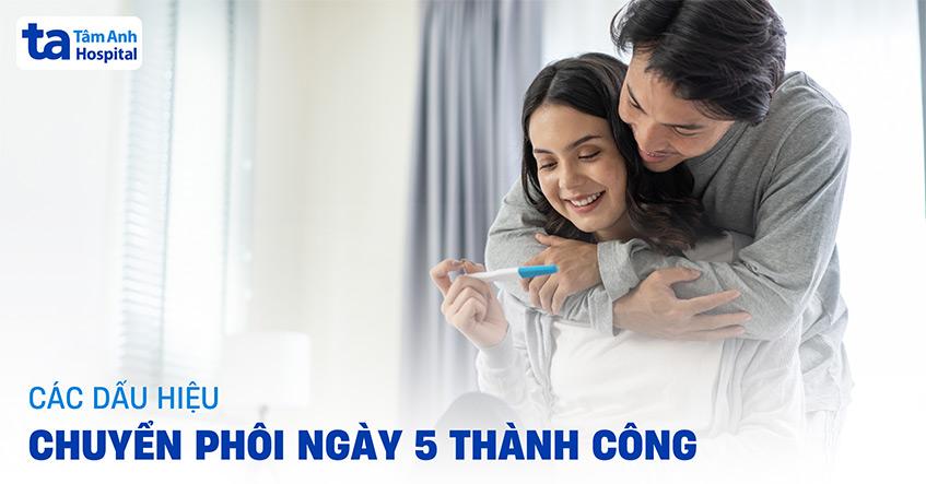 Một cây lan non khỏe mạnh sau khi được đưa ra khỏi bình nuôi cấy, đang phát triển trong giá thể thông thường, thể hiện sự thành công của ưu điểm của nhân giống bằng hạt