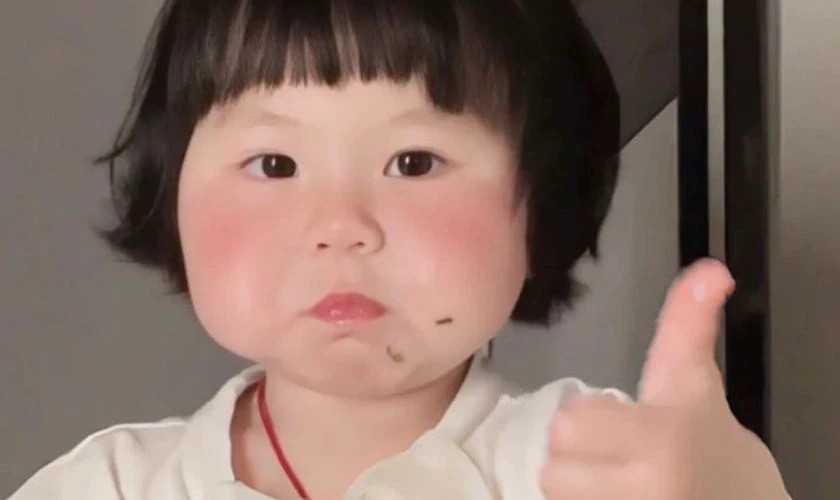 Chú mèo con đang nằm ngủ với biểu cảm bình yên và cute