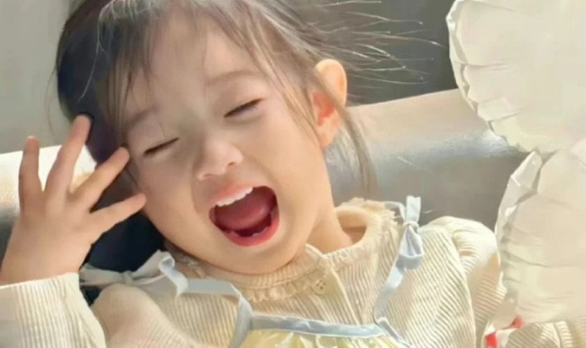 Meme cô gái với biểu cảm ngây thơ, đáng yêu