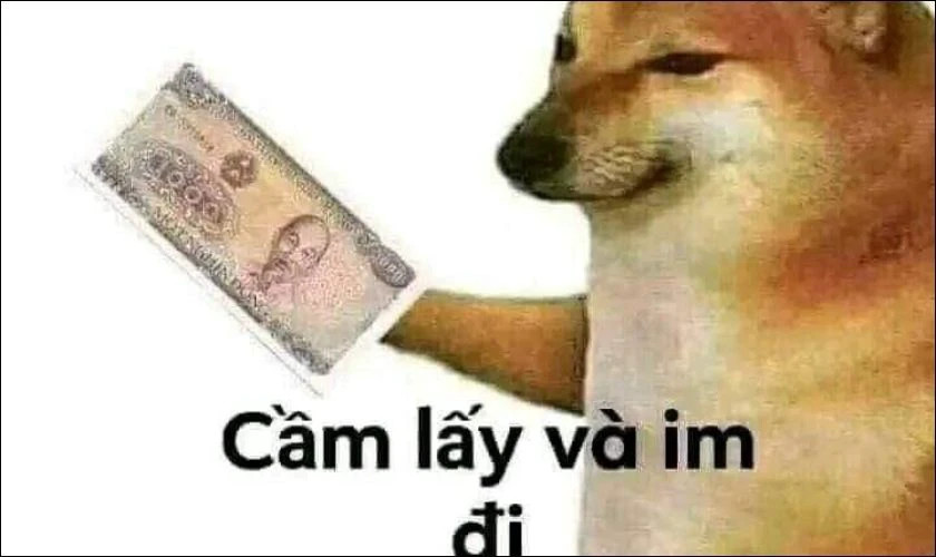 Bé gái đang che miệng cười khúc khích, rất meme