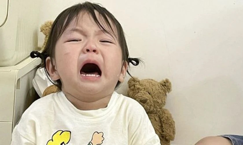 Meme người đàn ông với khuôn mặt buồn bã, nước mắt lưng tròng