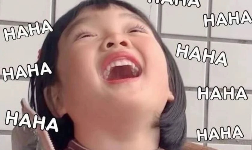 Meme em bé đang cười rất tươi với ánh mắt rạng rỡ