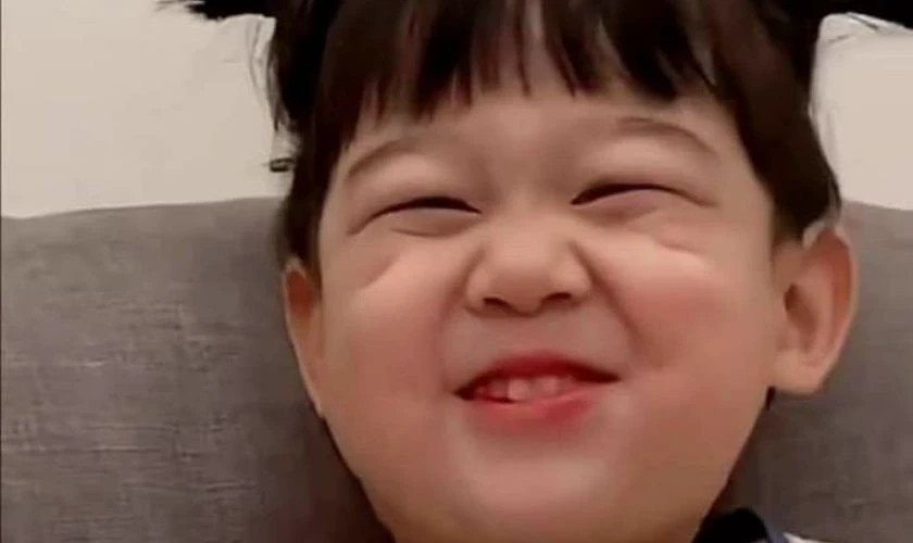 Meme em bé đang cười phá lên, biểu cảm vui vẻ tột độ