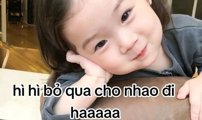 Meme em bé với nụ cười ngây thơ, rất cuốn hút