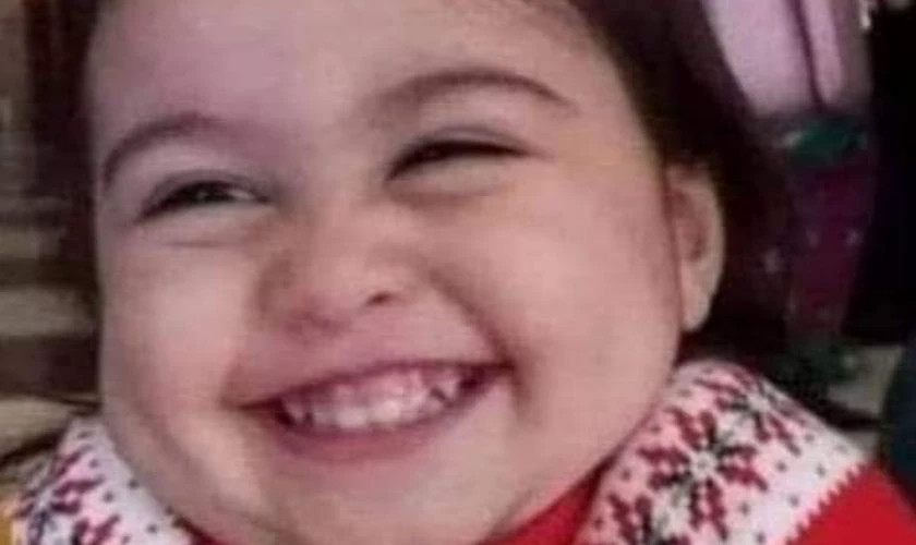 Em bé đang cười tươi hết cỡ với đôi má bầu bĩnh