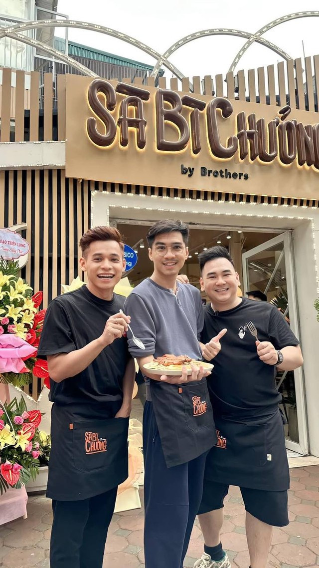 Bộ ba streamer Xemesis, PewPew và Độ Mixi tại chuỗi cửa hàng cơm tấm Sà Bì Chưởng, một trong những dự án kinh doanh FnB thành công của họ.
