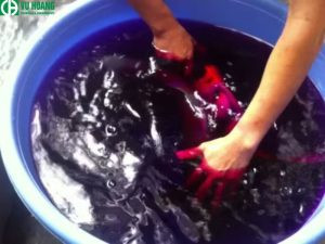 Nước rửa vết thương được pha loãng từ Kali Permanganat, minh họa các lưu ý khi dùng thuốc tím sát khuẩn