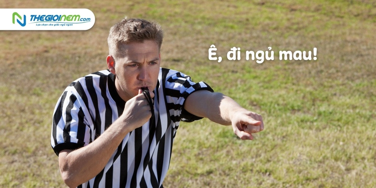 Meme chúc ngủ ngon hình ảnh người đang cố gắng thức nhưng mắt đã díp lại