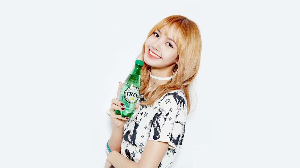 Lisa cười rạng rỡ với mái tóc buông dài và trang phục thường ngày