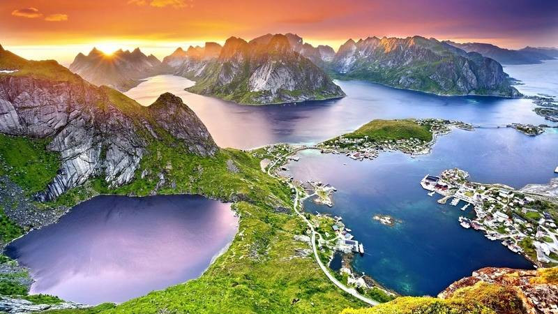 Ảnh phong cảnh tổng hợp hùng vĩ của một thung lũng núi và mặt hồ phẳng lặng