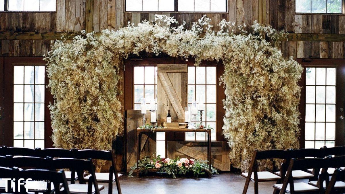 Backdrop cưới ngoài trời phong cách rustic mộc mạc làm từ gỗ và hoa khô