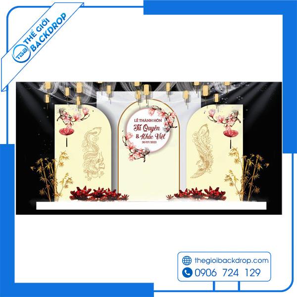 Thiết kế backdrop đám cưới với hoa tươi và rèm lụa trắng sang trọng, tạo không gian lãng mạn
