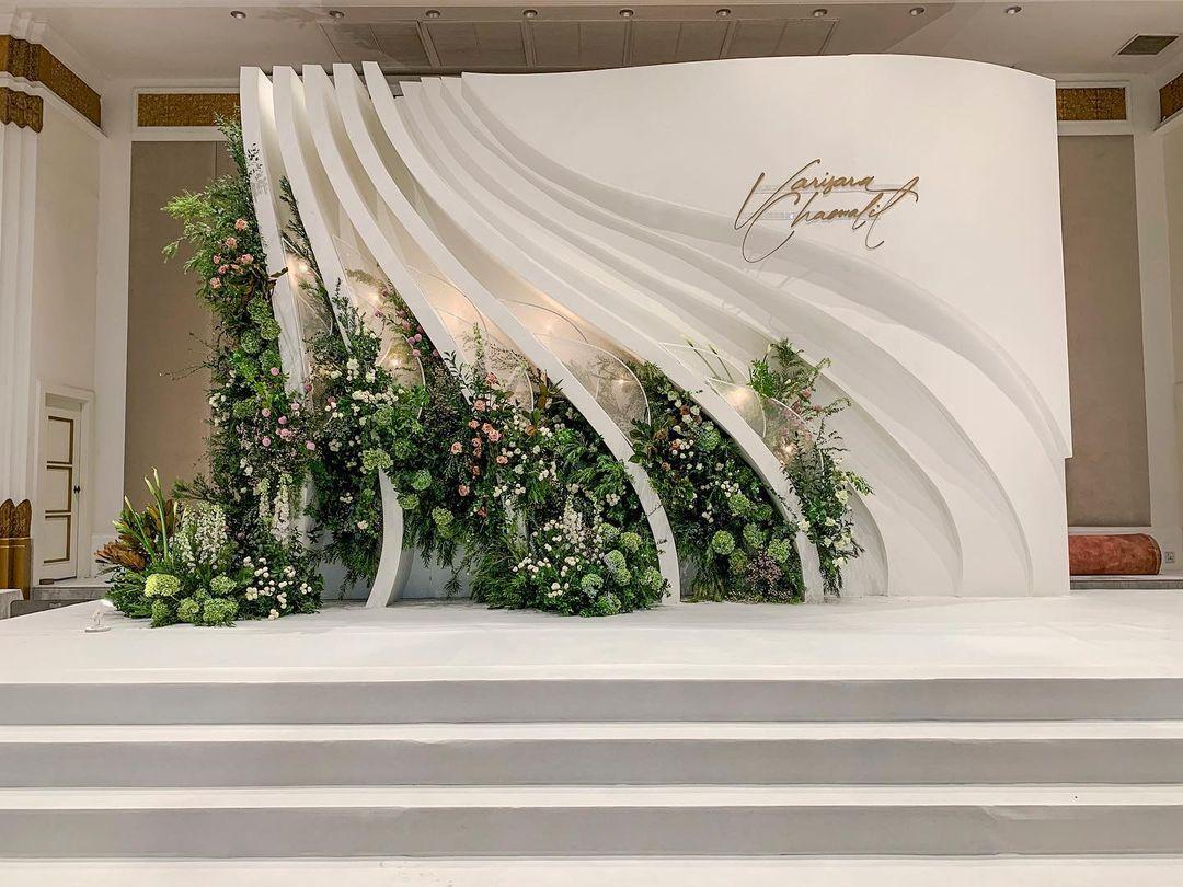 Ý tưởng thiết kế backdrop đám cưới hiện đại với nền gương và hiệu ứng ánh sáng lấp lánh