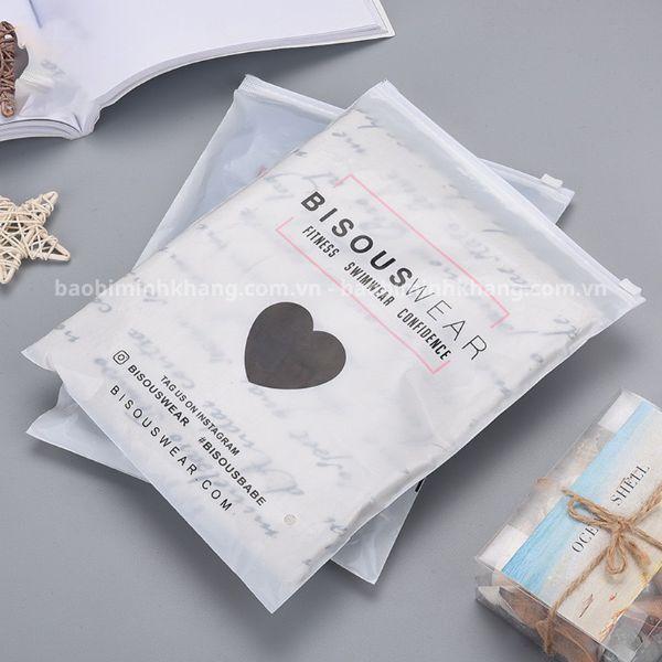 Một kho hàng lớn chứa bao cao su giá sỉ với nhiều thùng carton được sắp xếp gọn gàng, thể hiện quy mô và số lượng lớn của sản phẩm.