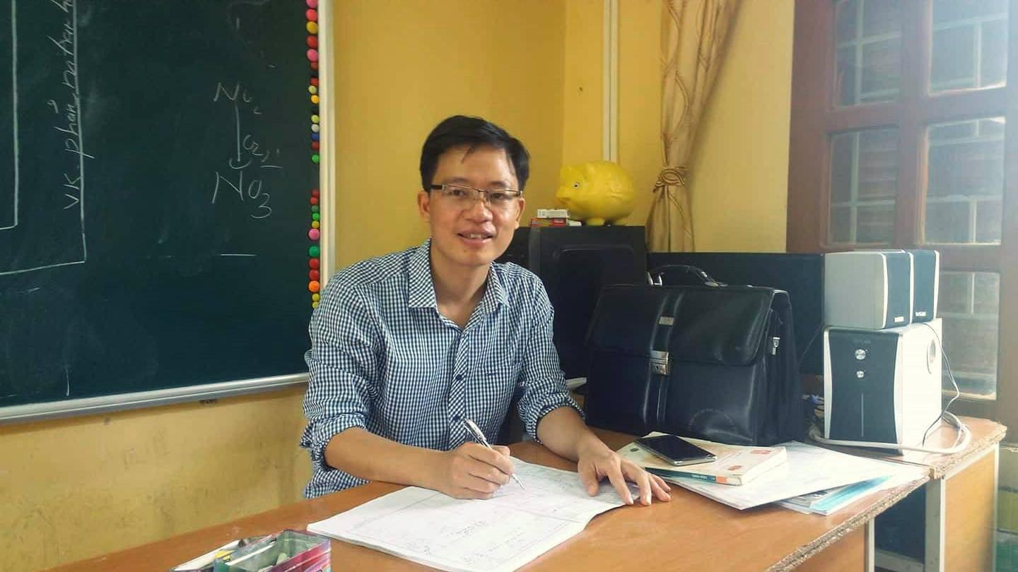 Cô giáo hạnh phúc trong ngày sinh nhật cùng học trò