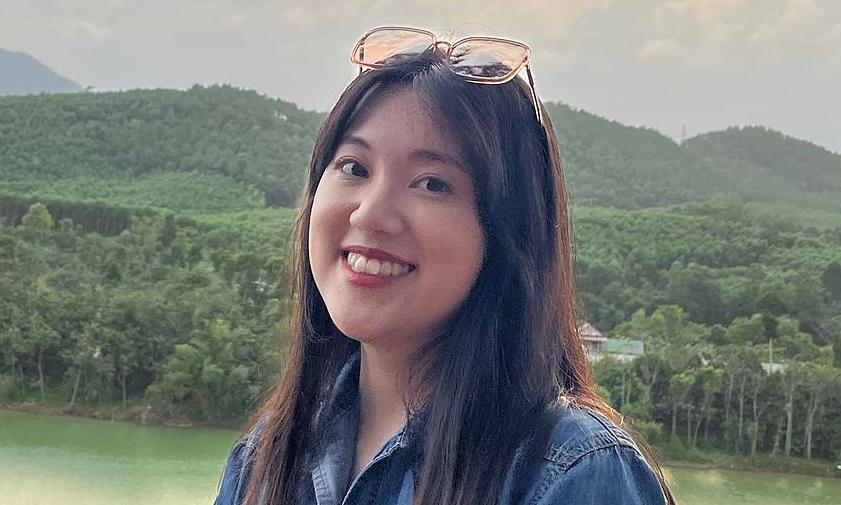 Một người đang đo chiều cao cây lan bằng thước dây, minh họa ứng dụng thực tế của việc đổi đơn vị 1m bằng bao nhiêu cm trong đời sống hàng ngày và chăm sóc cây cảnh.