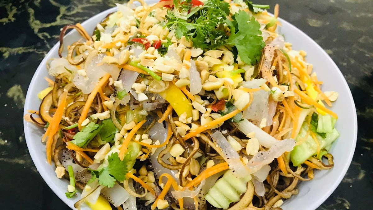 Nộm sứa hoa chuối giòn ngon, màu sắc hấp dẫn sau khi hoàn thành