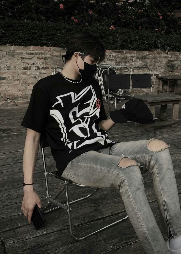Chàng trai với phong cách thời trang đường phố (street style) cá tính, đội mũ len và áo khoác da