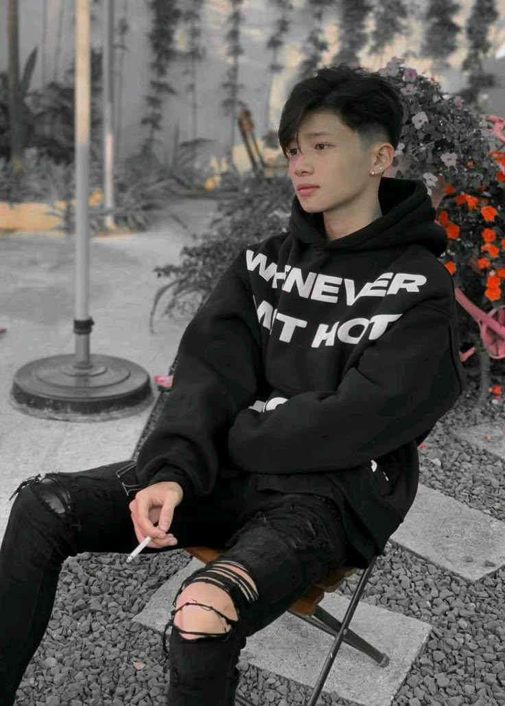 Chàng trai với chiếc áo phông trắng đơn giản và quần jeans, tạo dáng tự nhiên trên cầu thang cũ