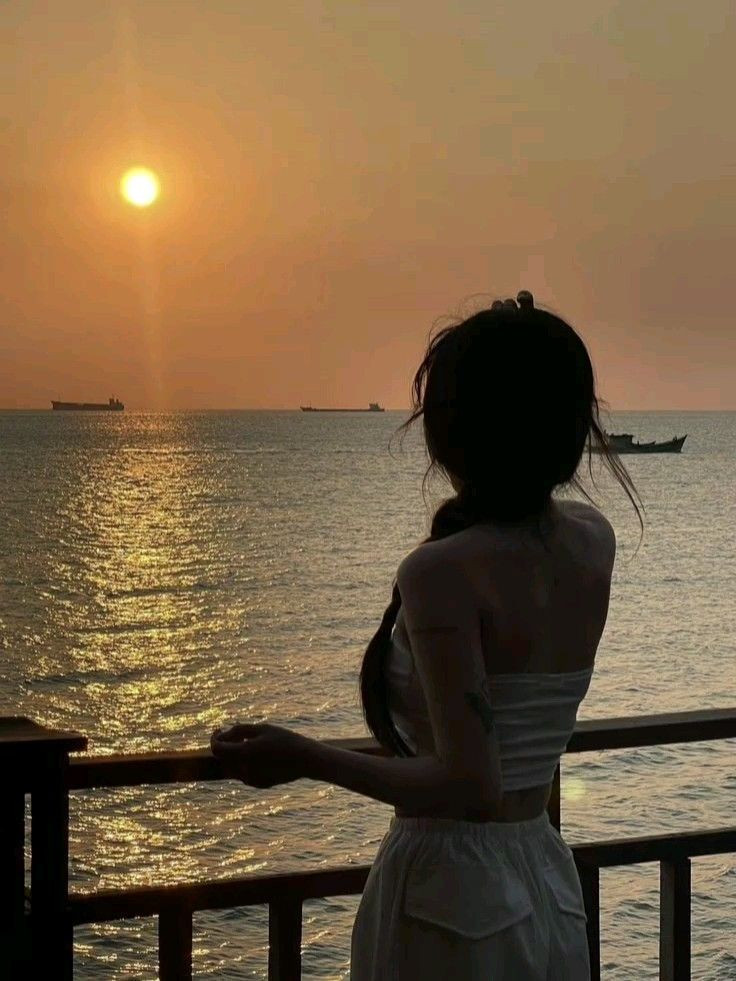 Hình ảnh một cô gái che mặt bằng chiếc khẩu trang, kết hợp với góc chụp bán thân làm nổi bật trang phục và phong cách