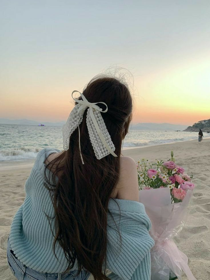 Cô gái với mái tóc đen dài, sử dụng tay che mắt, tạo nên một bức ảnh nghệ thuật đầy cảm xúc và chiều sâu
