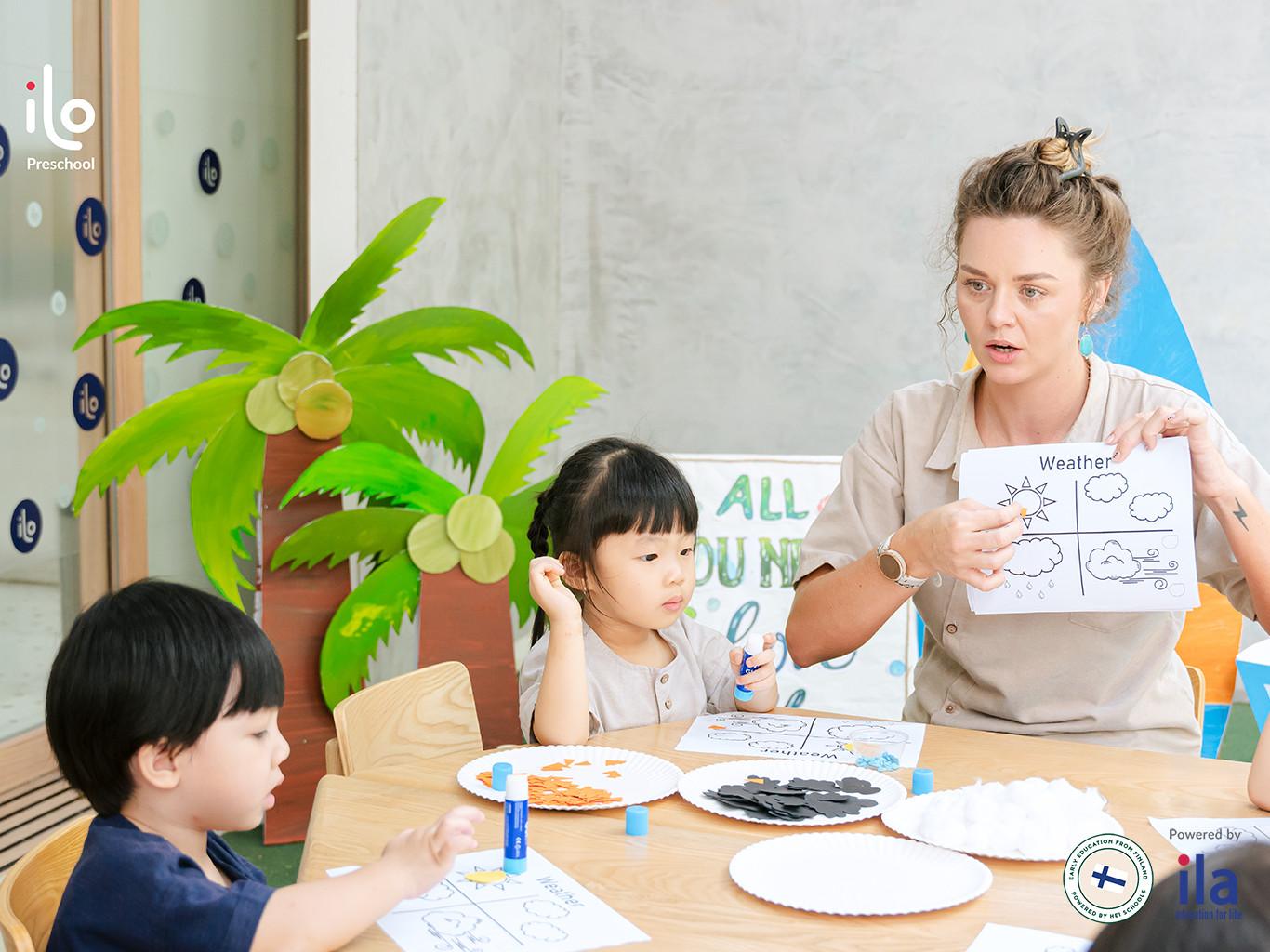 Các bé mầm non ôm cô giáo trong khoảnh khắc chia tay đầy xúc động
