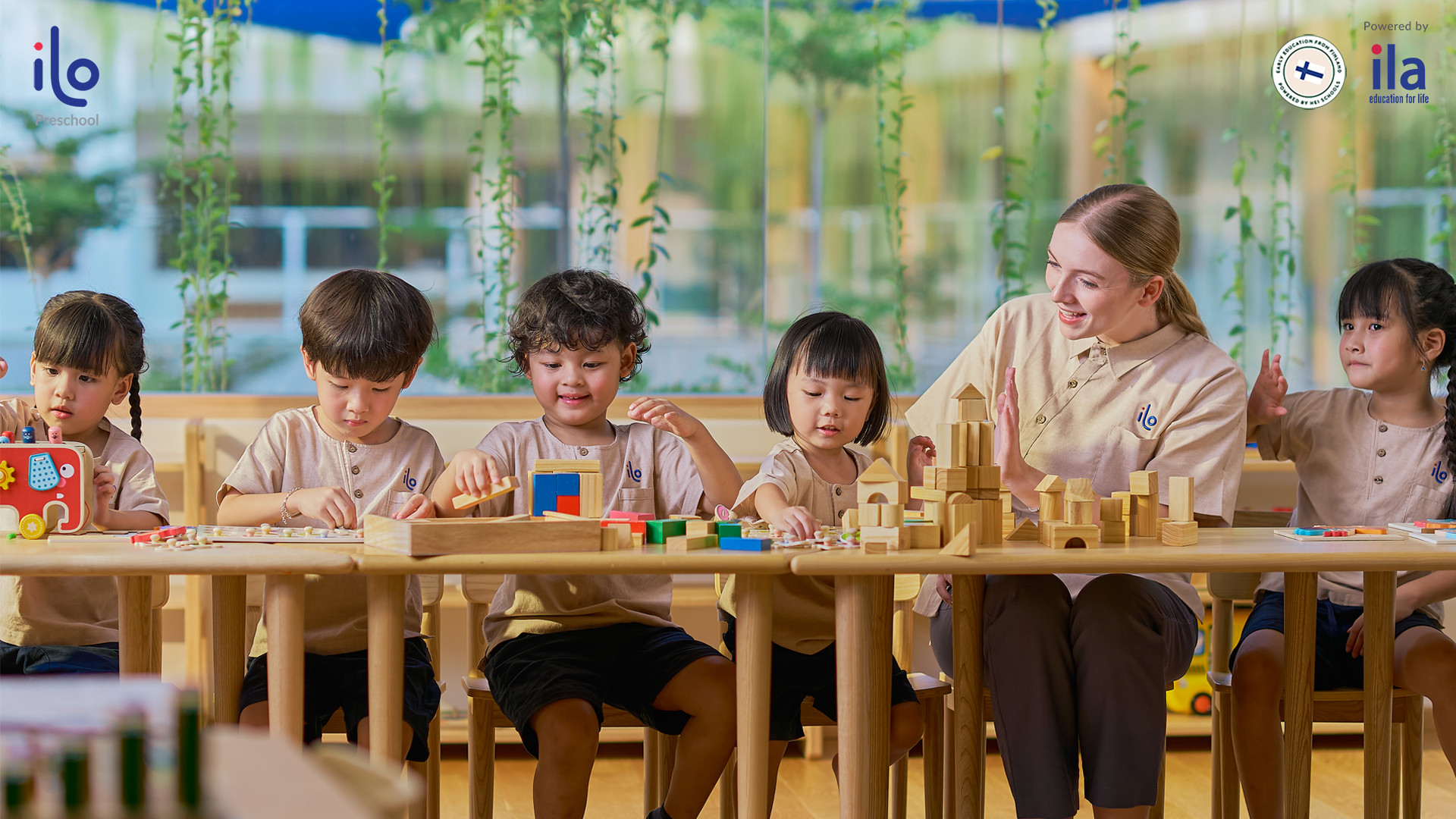 Cô giáo mầm non và các học sinh đang vui vẻ trong khuôn viên trường