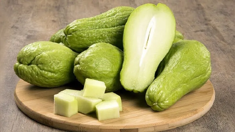 Su su tươi và các món ăn từ su su, minh họa lượng calo thấp