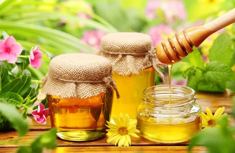 Mật ong dùng để ngâm với hoa đu đủ đực nên chọn loại mật nguyên chất